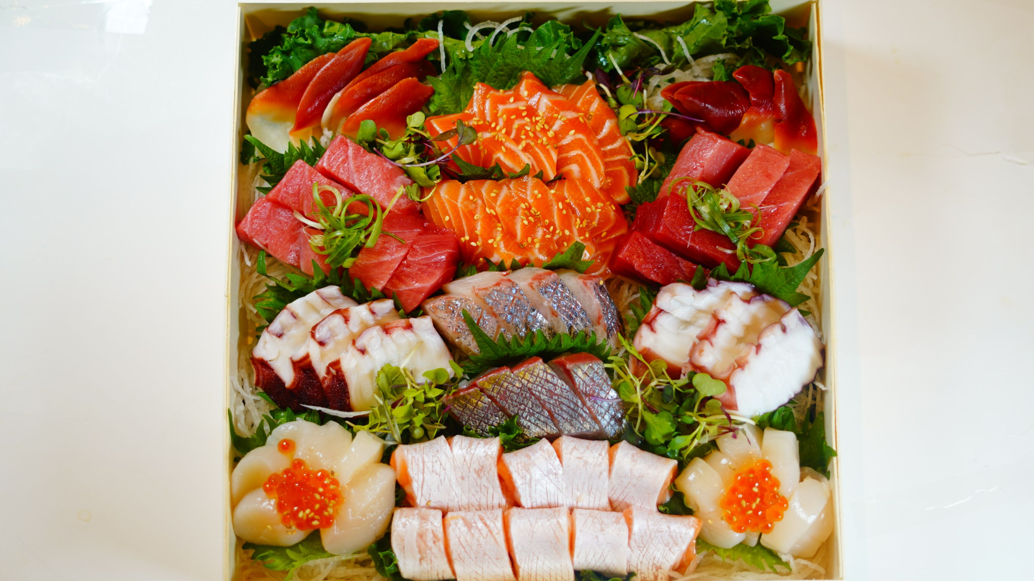 Super 102pcs - Maki, Sushi & Sashimi Party Tray