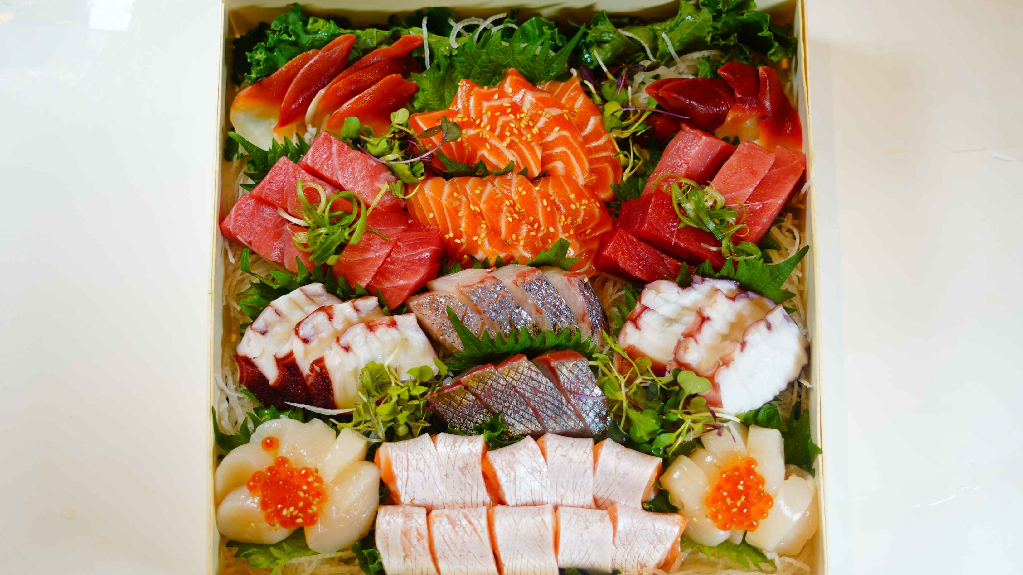 Super 102pcs - Maki, Sushi & Sashimi Party Tray
